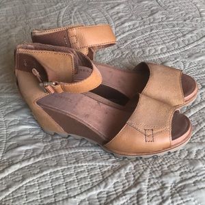 Sorel platform tan sandals